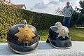 Rainer Egert aus Langenprozelten hat alles rund um die Feuerwehr gesammelt. Hier zwei Helme aus der Zeit der Jahrhundertwende, die heute kaum einem Mann mehr passen würden.