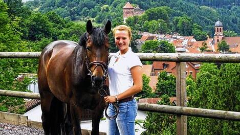 Die 17-jährige Imke Gutsmann aus Rieneck wird mit ihrer Stute &bdquo;Great Little Girl&ldquo; Fränkische Junioren-Meisterin im Vielseitigkeitsreiten. Beim Turnier im unterfränkischen Städtchen Obernburg reitet niemand so schnell, sicher und schön wie sie.