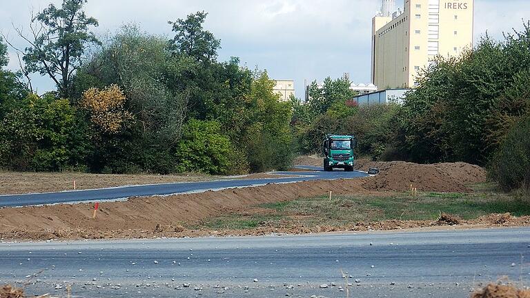 Der ehemalige Feldweg wurde für die schweren Laster ausgebaut.