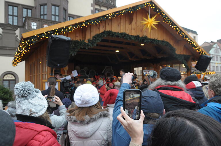 Die Handys raus, die Kameras an, die Kinder singen: Die Stollenwiegeaktion der Bäckerinnung Schweinfurt-Haßberge wurde musikalisch unter anderem von einem Schweinfurter Kinderchor mit 50 Kindern umrahmt.