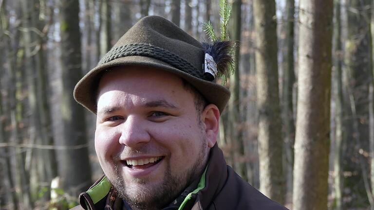 Gerne ließ sich Benjamin Essert beim Treffen am Jägerkreuz mit dem Bruch, einem am &quot;Schweiß&quot; eines von ihm erlegten Waschbären gestrichenen Fichtenzweigs auszeichnen, den er stolz am Hut trug.