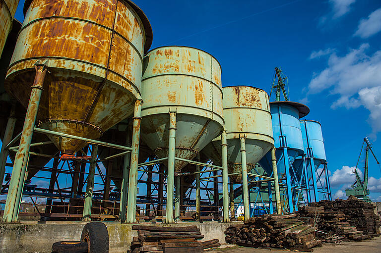 Die alten Silos (vorne) werden abgerissen. Ersatz ist bereits geschaffen (im Hintergrund).