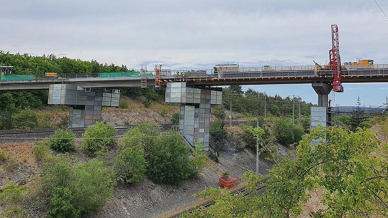 Seit Anfang Juni wird die Bahnbrücke bei Rohrbach saniert. Die darüber laufende MSP 24 ist für den Zeitraum gesperrt.&nbsp;