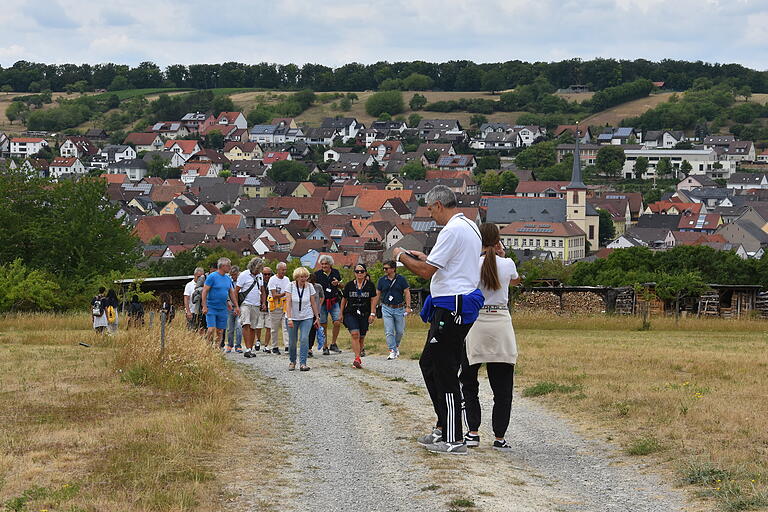 Bei der Wanderung auf dem Kulturwanderweg - geführt von Thomas Rützel - bot sich den Gästen ein schöner Blick auf Greußenheim