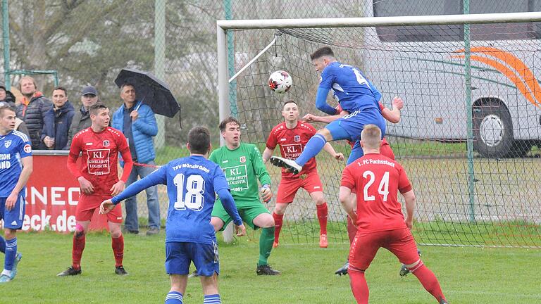 Eine von mehreren brenzligen Situatioen im Fuchsstädter Strafraum vor FC-Keeper Tayrell Kruppa.       -  Eine von mehreren brenzligen Situatioen im Fuchsstädter Strafraum vor FC-Keeper Tayrell Kruppa.