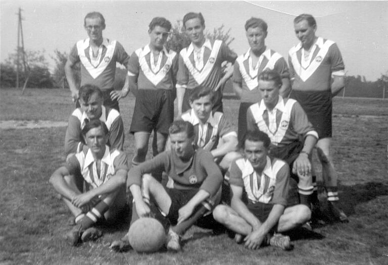 Die Gründungsmannschaft 1953: Als erste Fußballer der DJK Marktsteinach spielten (hinten, von links) Ludwig Döll, Alois Günter, Walter Groha, Albrecht Ullrich, Ernst Pfefferl, (Mitte, von links) Oswald Seuffert, Edgar Götzendörfer, Erwin Bulheller, (vorne, von links) Leo Weiß, Heinz Schnepf und Erich Götzendörfer.