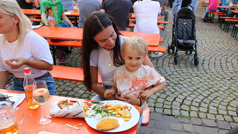 Stadtfest Münnerstadt 2024 - Für alle Geschmäcker gab es viele Angebote, keiner blieb hungrig. Dass dem Kind die Pommes schmecken, ist ihm genau anzusehen. Stadtfest Münnerstadt 2024 - Für alle Geschmäcker gab es viele Angebote, keiner blieb hungrig. Dass dem Kind die Pommes schmecken, ist ihm genau anzusehen.