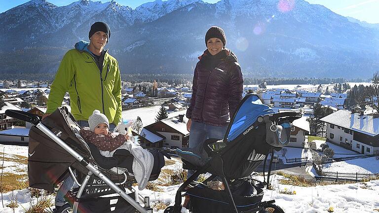 Neuner       -  Das Wetter passt, die Kulisse auch, und die Kinder sind brav: Magdalena Neuner mit Sohn Josef und Autor Andreas Kornes mit Tochter Anna.