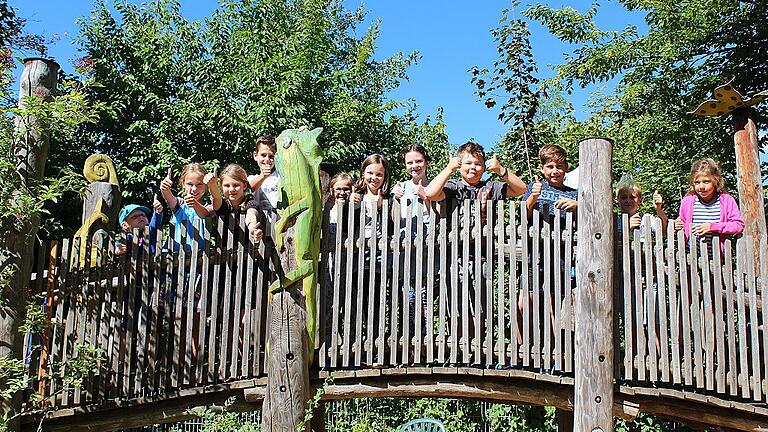 Die Sommerkinder genießen die betriebliche Ferienbetreuung auf dem Spielplatz der Julius-Kardinal-Döpfner-Schule. Die Sommerkinder genießen die betriebliche Ferienbetreuung auf dem Spielplatz der Julius-Kardinal-Döpfner-Schule.