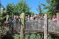 Die Sommerkinder genießen die betriebliche Ferienbetreuung auf dem Spielplatz der Julius-Kardinal-Döpfner-Schule.