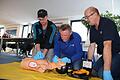 Unter Anleitung von Rettungsassistent Uve Bartz (rechts) üben Frank Keidel und Ulf Wagner an einer Puppe die Herz-Lungen-Wiederbelebung: 30 Mal drücken, dann zwei Atemstöße. Foto: Ralf Ruppert       -  Unter Anleitung von Rettungsassistent Uve Bartz (rechts) üben Frank Keidel und Ulf Wagner an einer Puppe die Herz-Lungen-Wiederbelebung: 30 Mal drücken, dann zwei Atemstöße. Foto: Ralf Ruppert