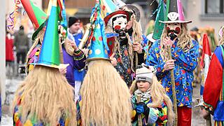 Rhöner Maskenfastnacht       -  Zahlreiche Menschen verfolgen am Sonntag (05.02.23) in Oberelsbach die sogenannte Rhöner Maskenfastnacht. Bei der Maskenfastnacht ziehen die Narren mit handgeschnitzten Masken durch die Straßen des kleinen Ortes im Landkreis Rhön-Grabfeld.