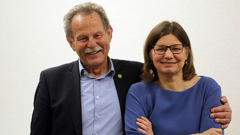 Das unterfränkische Spitzenpersonal der Grünen, Paul Knoblach und Manuela Rottmann, zeigten sich am Politischen Ascherdonnerstag der Grünen in Oberwerrn unbeirrt von den Bauerprotesten der Landwirte. Das unterfränkische Spitzenpersonal der Grünen, Paul Knoblach und Manuela Rottmann, zeigten sich am Politischen Ascherdonnerstag der Grünen in Oberwerrn unbeirrt von den Bauerprotesten der Landwirte.