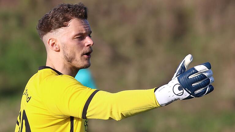 Torhüter Felix Reusch gestikuliert: Der TSV Abtswind hat in der Fußball-Bayernliga Nord durch einen umstrittenen Foulelfmeter zu Hause mit 0:1 gegen die SpVgg Bayern Hof verloren.