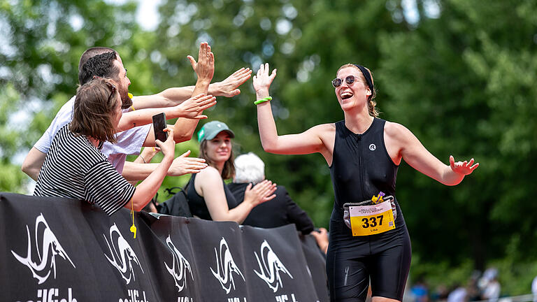 Lifestyle-Triathlon in Erlabrunn       -  Rund 800 Sportlerinnen und Sportler nehmen am Sonntag (16.06.24) am Lifestyle-Triathlon am Erlabrunner See teil.