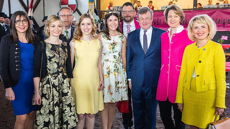 Sonnen sich im Erfolg der Weinkönigin (von links): MdL Barbara Becker, die Mitbewerberin um die Krone Elisabeth Goger, Castells Bürgermeister Jochen Kramer, die Ex-Weinkönigin Klara Zehnder, Carolin Meyer, der Casteller Weinbauvereins-Vorsitzende Harald Brügel, Ferdinand Fürst zu Castell-Castell, MdB Anja Weisgerber und Landrätin Tamara Bischof.