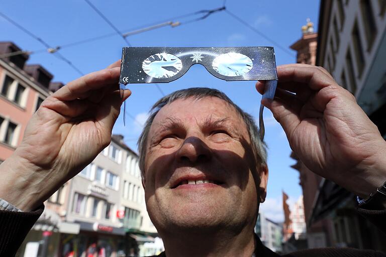 Klaus Hünig, der 'Brillenkönig', der keiner sein will und seine millionenfach verkaufte Schutzbrille zur Sonnenfinsternis.