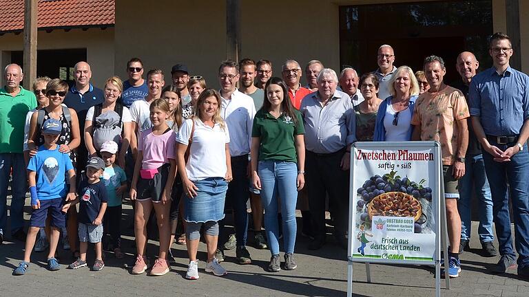 Interessante Einblicke in den regionalen Obst- und Spargelanbau gewährte Jungunternehmerin Marion Gold (Mitte im grünen T-Shirt) Fraktion und Freunden der Freien Wähler Karlstadt mit ihrem designierten Bürgermeisterkandidaten Benedikt Kaufmann (ganz rechts).