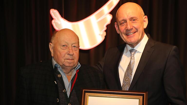 Für hervorragende Verdienste um seine Wahlheimat Mühlbach zeichnete Bürgermeister Paul Kruck (rechts) Franz Forster mit der Stadtplakette in Gold aus.