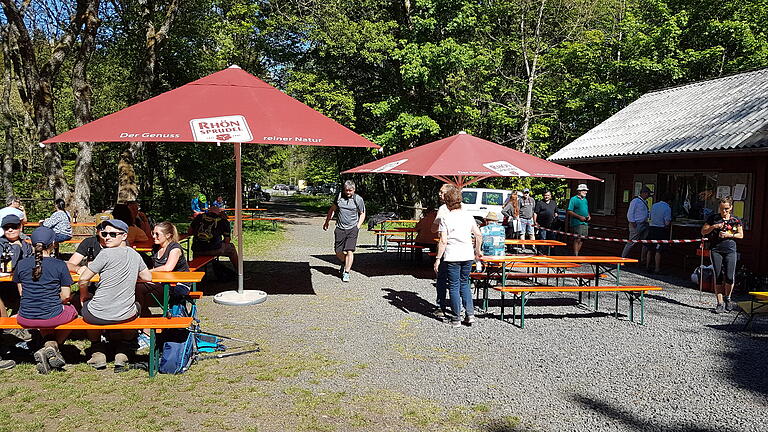 Reges Treiben: Gut angelaufen ist der Betrieb des Kiosks am Basaltsee. Das Bild zeigt den Blick von der Außenbestuhlung auf das Areal des Basaltsees am Vatertag in der vergangenen Woche.