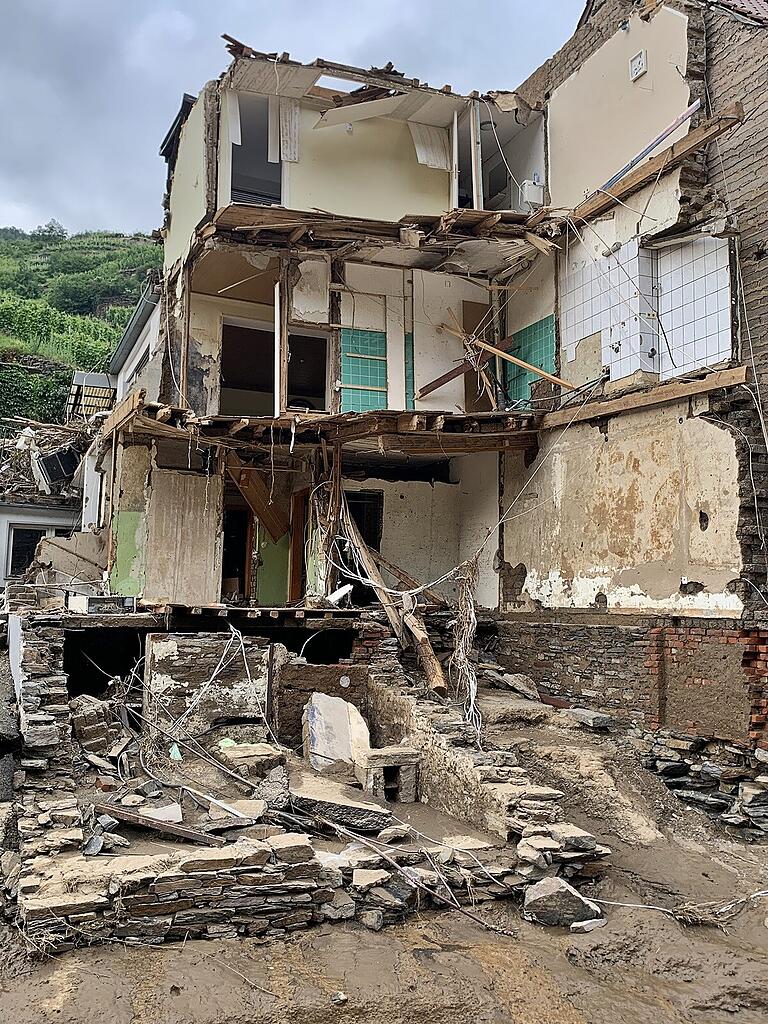 Bilder aus den Krisengebieten: Hier haben die Wassermassen ein Haus vom Dach bis zum Keller vollkommen zerstört.