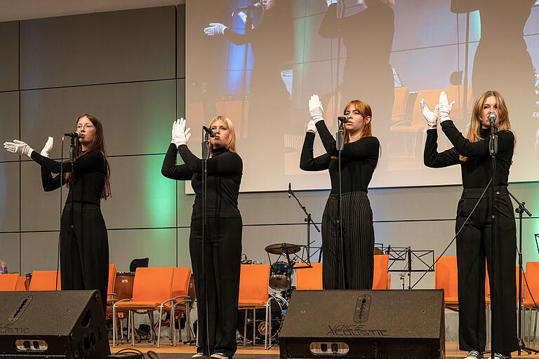 Die Klasse für Popgesang ist ein preisgekröntes Aushängeschild der Musikschule Schweinfurt. Beim Galaabend wurde der 'Bad Guy' von Billie Eilish optisch und musikalisch hervorragend in Szene gesetzt.