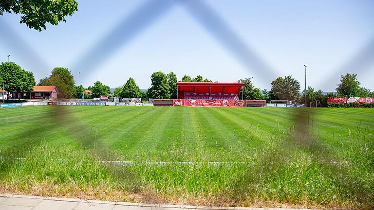 Am 25. Mai 2023 durchsuchte die Finanzkontrolle Schwarzarbeit unter anderem Räumlichkeiten auf dem Gelände des Fußball-Regionalligisten TSV Aubstadt. Am 25. Mai 2023 durchsuchte die Finanzkontrolle Schwarzarbeit unter anderem Räumlichkeiten auf dem Gelände des Fußball-Regionalligisten TSV Aubstadt.