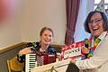 Ein Dankeschön überreichte Waltraud Schmitt (rechts) an Susanne Kneuer (links) für die tolle musikalische Umrahmung des Faschingsnachmittags.