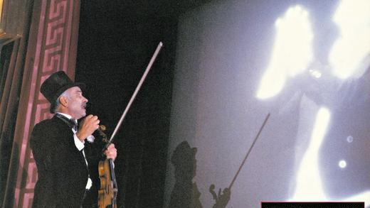 Armin Mueller-Stahl erklärt Stummfilme       -  (mr)   Als die Bilder noch stumm waren, erklärten wortgewandte &bdquo;Kinoerzähler&ldquo; dem Publikum im Saal das Geschehen auf der Leinwand. In Bernhards Sinkels Spielfilm &bdquo;Der Kinoerzähler&ldquo; aus dem Jahr 1992 ist Armin Mueller-Stahl ein solcher Erklärer. Sein Beruf ist allerdings bereits vom aufkommenden Tonfilm bedroht, was er auch durch sein improvisiertes Violinspiel auf der Bühne nicht aufhalten kann. Mit dem Tonfilm kommen die Nationalsozialisten, und die SA verwüstet das Kino des jüdischen Besitzers (Martin Benrath). Bernhard Sinkel (&bdquo;Lina Braake&ldquo;, &bdquo;Berlinger&ldquo;, &bdquo;Der Mädchenkrieg&ldquo;) drehte nach seinem letzten Spielfilm nur noch fürs Fernsehen. Im &bdquo;Kinoerzähler&ldquo; wirken als weitere Stars Eva Mattes, Udo Samel und Otto Sander mit. Der Film läuft am Samstag, 26. Juli, um 16 Uhr im &bdquo;film.sommer.seminar&ldquo; des Central Programmkinos. Eine 20-minütige Einführung in den Film gibt Main-Post-Redakteur Roland Flade.