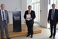 Adolf Bauer (Mitte), langjähriger Zweiter Vorsitzender des Trägervereins der Domschule Würzburg, wurde zum Ehrenmitglied ernannt. Dazu gratulierten ihm der Vereinsvorsitzende Professor Ulrich Konrad (links) und Rainer Dvorak, Direktor der Akademie Domschule Würzburg.