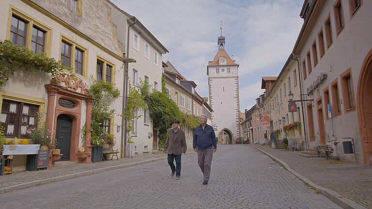Ein kurzer Spaziergang durch Prichsenstadt fürs Fernsehen: Ewald Ruppert und Frank Elstner bei den Dreharbeiten für eine SWR-Dokumentation. Ein kurzer Spaziergang durch Prichsenstadt fürs Fernsehen: Ewald Ruppert und Frank Elstner bei den Dreharbeiten für eine SWR-Dokumentation.