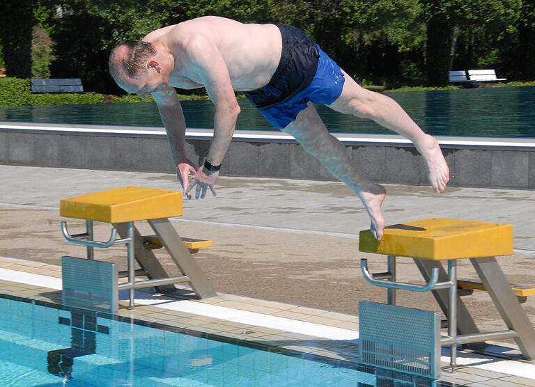 Gute Haltungsnoten zeigte Oberbürgermeister Stefan Güntner beim Hechtsprung zur Eröffnung der Freibadsaison. Gute Haltungsnoten zeigte Oberbürgermeister Stefan Güntner beim Hechtsprung zur Eröffnung der Freibadsaison.