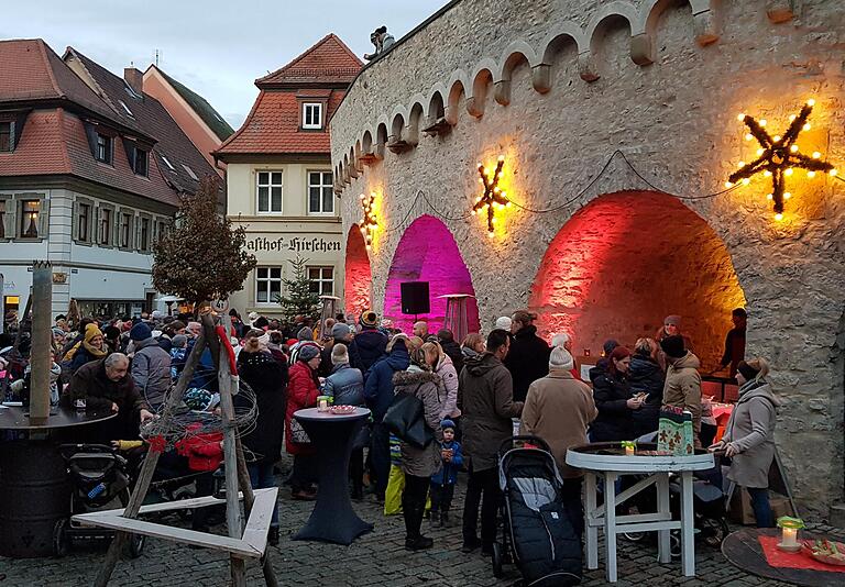 In der Dettelbacher Altstadt gibt es am ersten Adventswochenende die Advents-Stationen. Diese sind nicht nur Glühwein-Treff, sondern locken auch mit vielen Angeboten für Kinder. In der Dettelbacher Altstadt gibt es am ersten Adventswochenende die Advents-Stationen. Diese sind nicht nur Glühwein-Treff, sondern locken auch mit vielen Angeboten für Kinder.