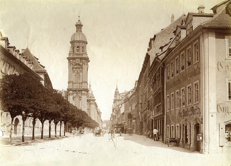 Im Jahr 1891 geht der Blick von der Augustinerstraße nach Osten in die Neubaustraße mit der Neubaukirche. Das Eckhaus, in dem damals Georg Pankratius Moritz seine „Colonialwarenhandlung“ betrieb, wurde später abgebrochen, um die Straße zum Johanniterplatz und zur Sanderstraße hin zu verbreitern. Im Jahr 1891 geht der Blick von der Augustinerstraße nach Osten in die Neubaustraße mit der Neubaukirche. Das Eckhaus, in dem damals Georg Pankratius Moritz seine „Colonialwarenhandlung“ betrieb, wurde später abgebrochen, um die Straße zum Johanniterplatz und zur Sanderstraße hin zu verbreitern.