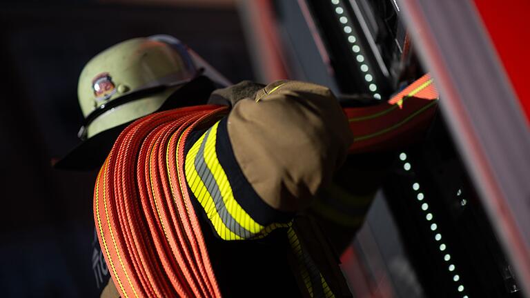 Feuerwehreinsatz       -  Bei einem Brand in Fischbachau ist ein Mann schwer verletzt worden. (Symbolbild)