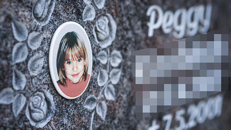 Der Verdächtige im Mordfall Peggy (hier ein Gedenkstein&nbsp; für das Mädchen) rudert zurück: Er will sie nicht getötet und ihre Leiche beseitigt haben. Die Polizei sagt: Er gestand die Beseitigung, ohne einen Anwalt zu verlangen.