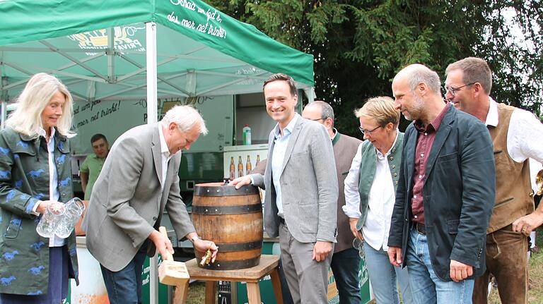 Bürgermeister Arthur Arnold zapfte im Beisein der Ehrengäste das erste Fass vom Obbacher Öko-Guts-Bier an.