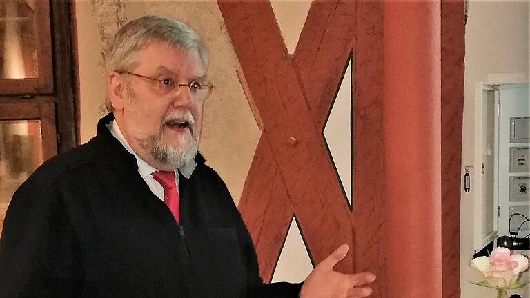 Nicht nur Lehrern bleibt ihr Spitzname oft über Schüler-Generationen erhalten, auch literarische Figuren behalten ihn über Jahre. Liturgiewissenschaftler Guido Fuchs geht in seinem Buch der Entstehung auf den Grund.       -  Nicht nur Lehrern bleibt ihr Spitzname oft über Schüler-Generationen erhalten, auch literarische Figuren behalten ihn über Jahre. Liturgiewissenschaftler Guido Fuchs geht in seinem Buch der Entstehung auf den Grund.