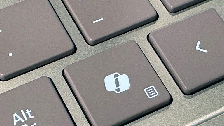 Copilot-Taste bei Microsofts Surface Laptop 7 - Die neue Copilotentaste beim Surface-Laptop: Wo früher die Menütaste saß, ist nun der Copi-Knopf. Copilot-Taste bei Microsofts Surface Laptop 7 - Die neue Copilotentaste beim Surface-Laptop: Wo früher die Menütaste saß, ist nun der Copi-Knopf.