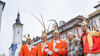 Das neue Würzburger Prinzenpaar (rechts auf dem Foto) Katharina Walker I. und Christoph Walker I. „vom Stylischen Haar“ wurde feierlich am 11.11.2024 am Sternplatz verkündet. Im Zuge dessen wurde somit durch die 1. Karnevalsgesellschaft Elferrat Würzburg traditionell die 5. Jahreszeit eingeleitet.