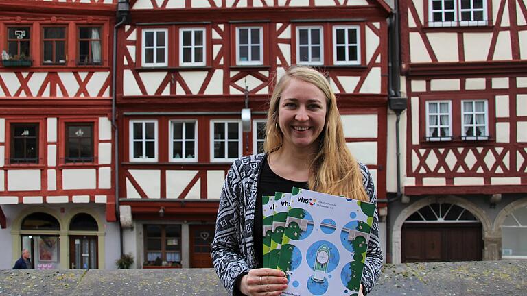 VHS-Leiterin Jasmin Kleinschroth mit dem neuen Programmheft des Sommersemesters 2020.