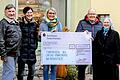 Lothar, Ingrid und Juliane Schmitt (von links) von der gleichnamigen Bäckerei sowie Geschäftsführer Helmut Wolf und Vorsitzende Schwester Maria-Regina Zohner vom Förderverein.