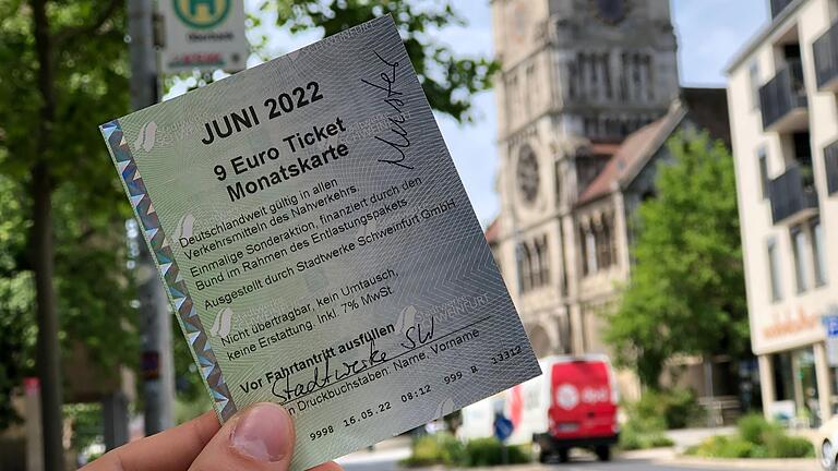 Die Stadtwerke Schweinfurt geben das 9-Euro-Ticket in Papierform aus.