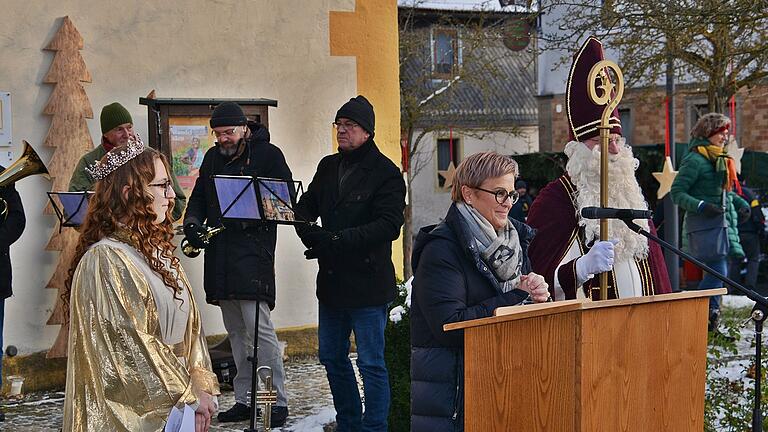 Bürgermeisterin Angelika Götz eröffnete den 14. Sulzdorfer Adventsmarkt mit Christkind und Nikolaus. Bürgermeisterin Angelika Götz eröffnete den 14. Sulzdorfer Adventsmarkt mit Christkind und Nikolaus.