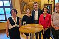 55 Jahre Deutsch-Iberische Gesellschaft feierten (von links)  María de los Angeles Cepeda León (Vize-Präsidentin), Mirjam-Ann Rost (Schriftführerin), OB Christian Schuchardt, Ursula Laforet (Vize-Präsidentin) und Norbert Anfang (Schatzmeister) mit viel Kultur in der Zehntscheune des Juliusspitals.