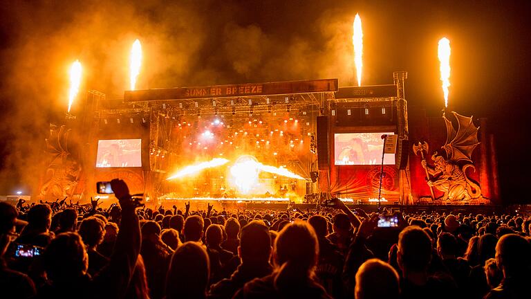 Spektakel ja, Risiko nein: Beim Summer Breeze Open Air wird Sicherheit großgeschrieben. Australiens Metalcore-Export Parkway Drive darf trotzdem mächtig zündeln.