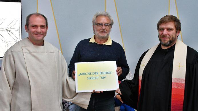 Ralf Luther, Vorsitzender des Vereins Autobahnkirche Bibra A 71 bei der offiziellen Namensgebung der Kirche. Symbolisch überreichte er die kleine Tafel an den evangelischen Pfarrer Michael Schlauraff (Bibra) und Pastoralreferent Ulrich Emge (Mellrichstadt). Foto: Hanns Friedrich - Ralf Luther, Vorsitzender des Vereins Autobahnkirche Bibra A 71 bei der offiziellen Namensgebung der Kirche. Symbolisch überreichte er die kleine Tafel an den evangelischen Pfarrer Michael Schlauraff (Bibra) und Pastoralreferent Ulrich Emge (Mellrichstadt). Foto: Hanns Friedrich Ralf Luther, Vorsitzender des Vereins Autobahnkirche Bibra A 71 bei der offiziellen Namensgebung der Kirche. Symbolisch überreichte er die kleine Tafel an den evangelischen Pfarrer Michael Schlauraff (Bibra) und Pastoralreferent Ulrich Emge (Mellrichstadt). Foto: Hanns Friedrich - Ralf Luther, Vorsitzender des Vereins Autobahnkirche Bibra A 71 bei der offiziellen Namensgebung der Kirche. Symbolisch überreichte er die kleine Tafel an den evangelischen Pfarrer Michael Schlauraff (Bibra) und Pastoralreferent Ulrich Emge (Mellrichstadt). Foto: Hanns Friedrich
