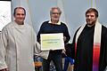 Ralf Luther, Vorsitzender des Vereins Autobahnkirche Bibra A 71 bei der offiziellen Namensgebung der Kirche. Symbolisch überreichte er die kleine Tafel an den evangelischen Pfarrer Michael Schlauraff (Bibra) und Pastoralreferent Ulrich Emge (Mellrichstadt). Foto: Hanns Friedrich       -  Ralf Luther, Vorsitzender des Vereins Autobahnkirche Bibra A 71 bei der offiziellen Namensgebung der Kirche. Symbolisch überreichte er die kleine Tafel an den evangelischen Pfarrer Michael Schlauraff (Bibra) und Pastoralreferent Ulrich Emge (Mellrichstadt). Foto: Hanns Friedrich