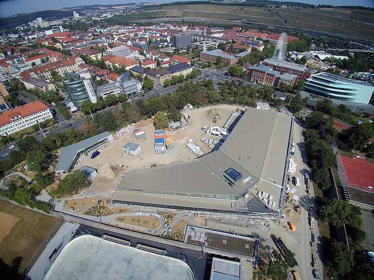 Mit geschlossenen Dach und dem kleinen Bumerang-Bau als Pendant im Saunabereich: die Nautiland-Baustelle im Juli 2019.