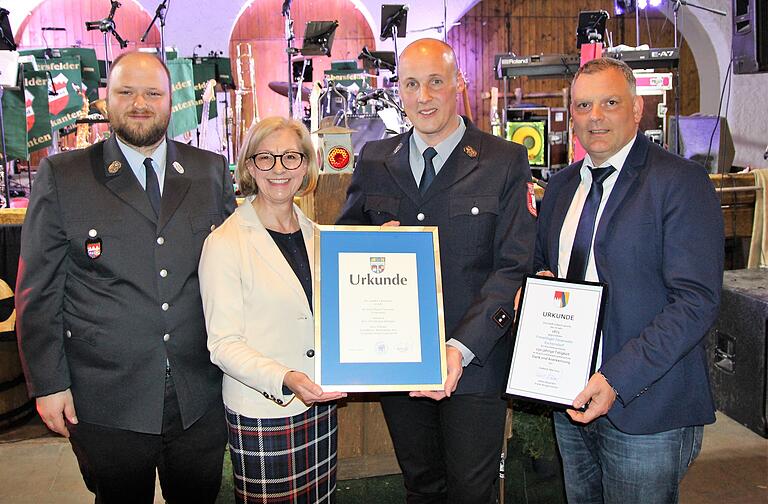 150 Jahre Feuerwehr Escherndorf: Kommandant Peter Wiget (links) und Vorsitzender Lorenz Schlier (Zweiter von rechts) nahmen die Urkunden der stellvertretenden Landrätin Susanne Knof und von Bürgermeister Heiko Bäuerlein (rechts) entgegen. 150 Jahre Feuerwehr Escherndorf: Kommandant Peter Wiget (links) und Vorsitzender Lorenz Schlier (Zweiter von rechts) nahmen die Urkunden der stellvertretenden Landrätin Susanne Knof und von Bürgermeister Heiko Bäuerlein (rechts) entgegen.